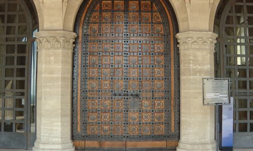 Antico splendore per il portone di Palazzo Pubblico: la Reggenza ringrazia le maestranze AASLP